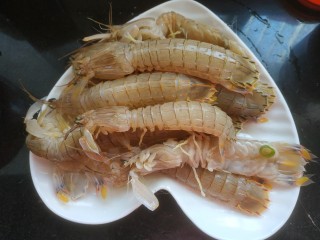 1、香辣皮皮虾,皮皮虾洗净控干水分