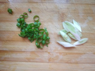 2、香辣皮皮虾,葱叶切圈，葱白切片