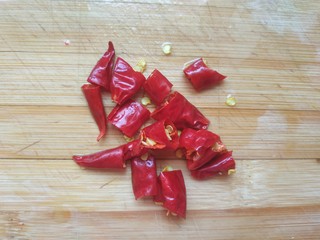 3、香辣皮皮虾,干红辣椒切小段