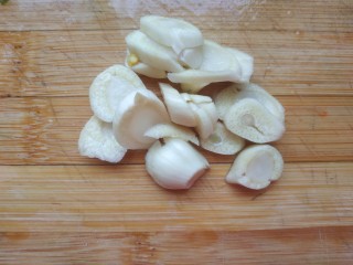 5、香辣皮皮虾,蒜切片