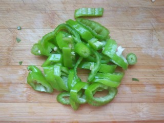6、香辣皮皮虾,尖椒切圈儿