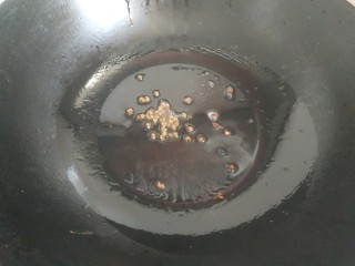 7、香辣皮皮虾,锅中放入适量植物油，放入花椒爆香