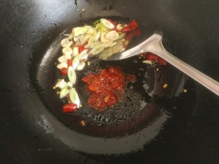 9、香辣皮皮虾,放入一勺郫县豆瓣酱