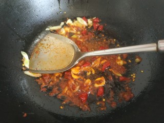 11、香辣皮皮虾,放入一勺料酒