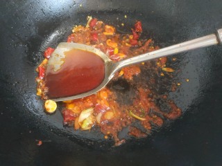 12、香辣皮皮虾,放入一勺生抽