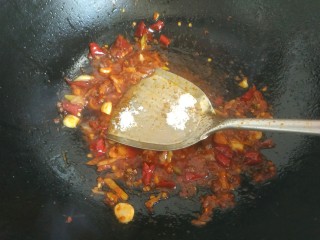 13、香辣皮皮虾,放入适量白糖翻炒均匀