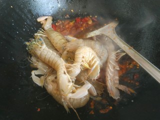 14、香辣皮皮虾,放入皮皮虾