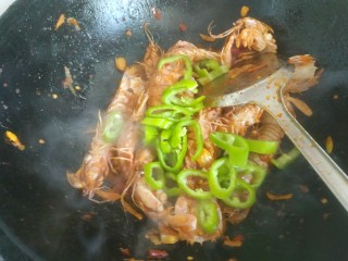 16、香辣皮皮虾,放入尖椒翻炒