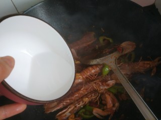 17、香辣皮皮虾,加入适量清水