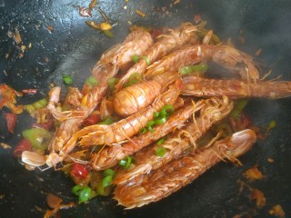 19、香辣皮皮虾,撒上葱花出锅