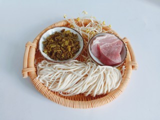 1、雪菜肉丝面,这次的雪菜微微带一点点酸香味，特别喜欢香。