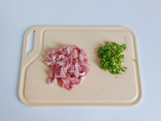 2、雪菜肉丝面,猪肉剔除筋膜切片再切成细丝，葱切成小段。