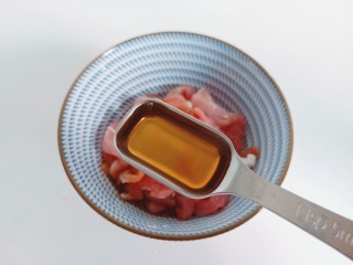 4、雪菜肉丝面,加料酒一勺。