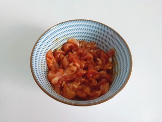 6、雪菜肉丝面,用筷子搅拌均匀腌制10分钟。