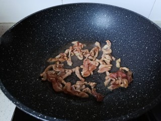 7、雪菜肉丝面,热锅热油放入猪肉丝煸炒。