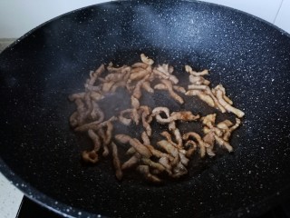 8、雪菜肉丝面,煸炒至猪肉丝变色。