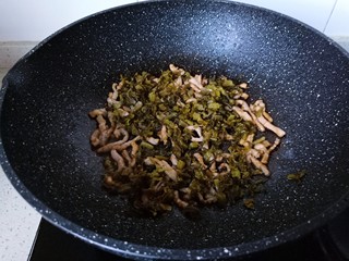 9、雪菜肉丝面,加入酸菜翻炒片刻。