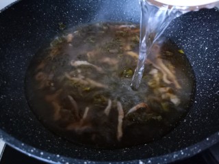10、雪菜肉丝面,锅里倒入适量的开水煮开。