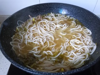 12、雪菜肉丝面,放入手擀面开大火煮三分钟左右。