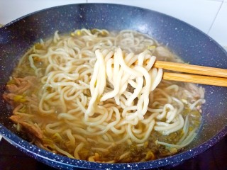 13、雪菜肉丝面,加盐与生抽调味，煮熟的面条就可以盛碗里了。