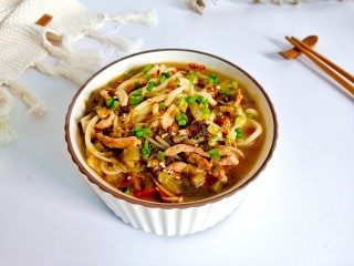 14、雪菜肉丝面,手擀面劲道爽滑，汤汁酸爽开胃！