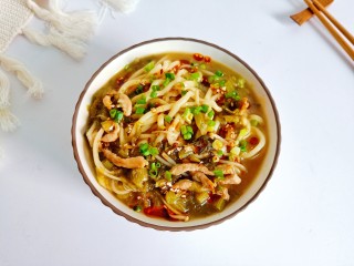 15、雪菜肉丝面,汤汁都喝光光了！实在是太香了！爱吃辣椒酱都可以加一点，味道更加赞。