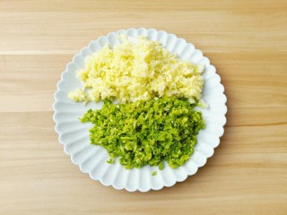 2、猪肉白菜水饺,芹菜择去叶子与白菜都剁碎。