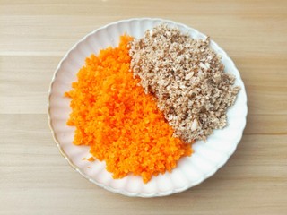 3、猪肉白菜水饺,胡萝卜与香菇也剁成末。