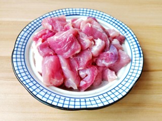 4、猪肉白菜水饺,猪肉清洗一下切成片。
