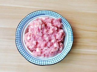 5、猪肉白菜水饺,再用绞肉机打成肉泥。