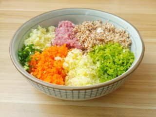 6、猪肉白菜水饺,所有食材放在一个碗里。