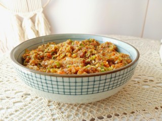 7、猪肉白菜水饺,加入调味料用筷子搅拌上筋。