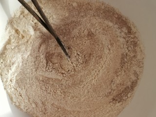 3、黑麦馒头,拌匀即可