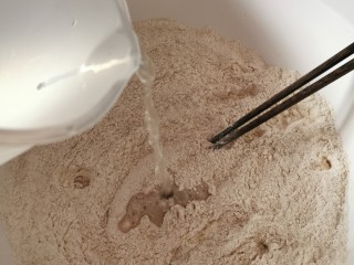 4、黑麦馒头,用35度~40度温水和面