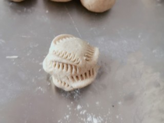 10、黑麦馒头,用夹子夹出痕迹 只是为了增加颜值