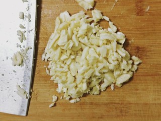 1、蒜蓉小龙虾,蒜切碎备用