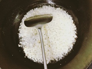 4、蒜蓉小龙虾,油烧红后加入蒜泥，小火翻炒