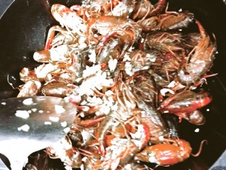 5、蒜蓉小龙虾,倒入龙虾，大火翻炒