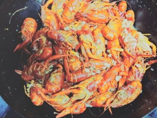 9、蒜蓉小龙虾,烧至汤汁少量后，起锅