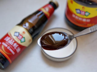 1、糖醋莲藕,先调好糖醋汁，一汤匙蚝油，提鲜增香。