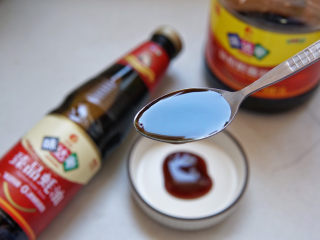 2、糖醋莲藕,一汤匙生抽，调味提鲜。