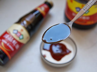 3、糖醋莲藕,一汤匙老陈醋，醋能增香，又能解腻爽口，是这道菜的灵魂。