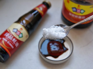 4、糖醋莲藕,一茶匙白糖，白糖给整道菜增加了鲜甜的味道。