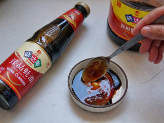 5、糖醋莲藕,将酱汁搅拌融合。