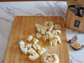 7、糖醋莲藕,切成1.5*1.5cm的小方丁。