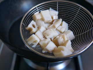 11、糖醋莲藕,藕丁捞出控水。