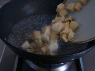 9、糖醋莲藕,藕丁入锅焯烫，断生。