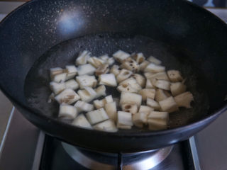 10、糖醋莲藕,一分钟，水再次煮沸，即可。