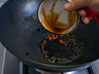 15、糖醋莲藕,倒入调好的糖醋汁儿，快速炒匀。