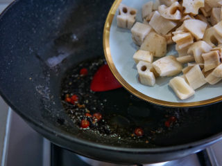 16、糖醋莲藕,藕丁回锅，翻炒均匀。